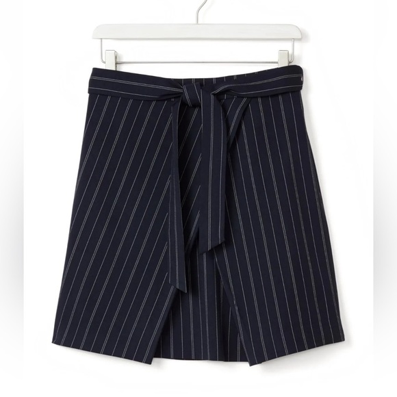 ❤️ 🆕 BANANA REPUBLIC Front-Tie Pinstripe Skirt Color Bold Blue Stripe Size 2 - Picture 4 of 8